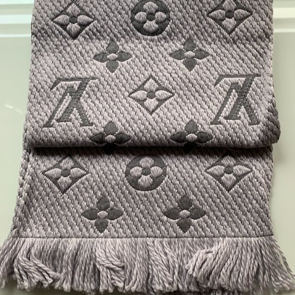 vuitton logomania scarf grey